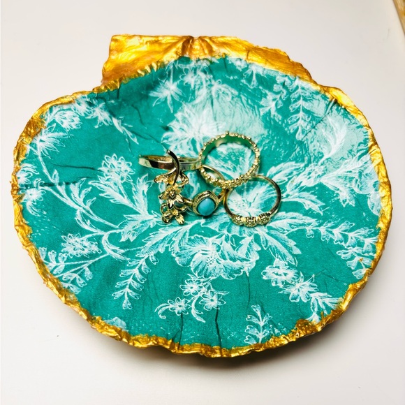 Handcrafted shell ring dish with green w/white hibiscus floral decoupage design. - Picture 2 of 6